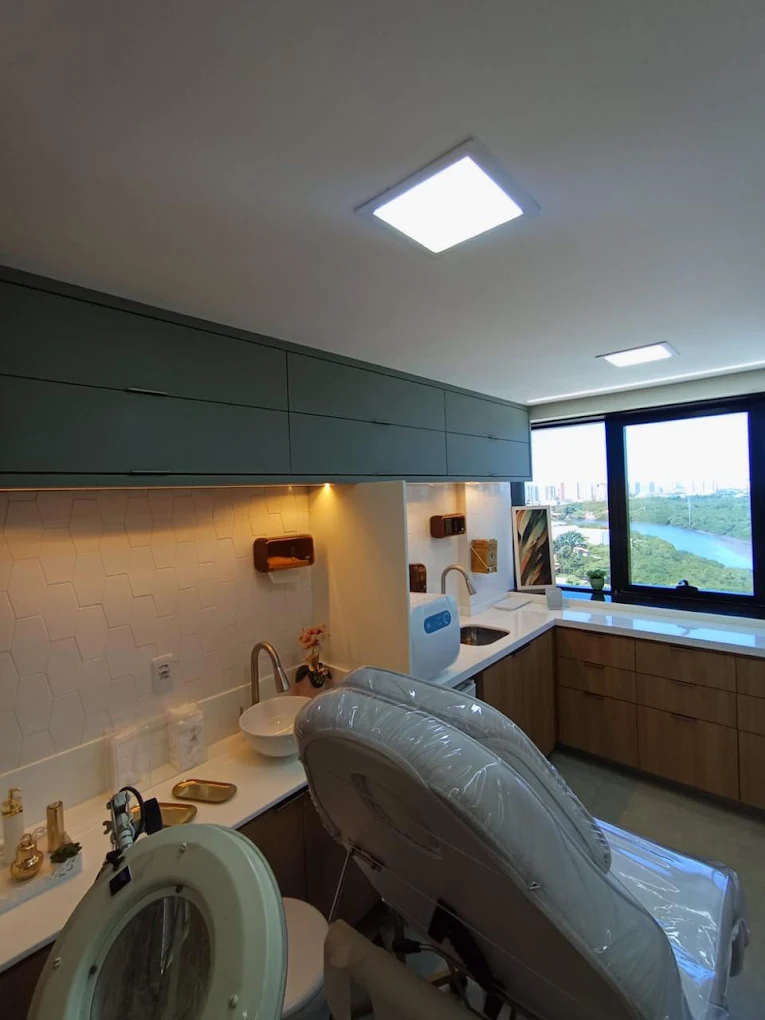 Sala de atendimento dermatológico com vista para Aracaju